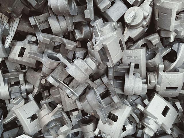 Cad é an t-ábhar carbóin atá ag teilgin iarainn insínte?